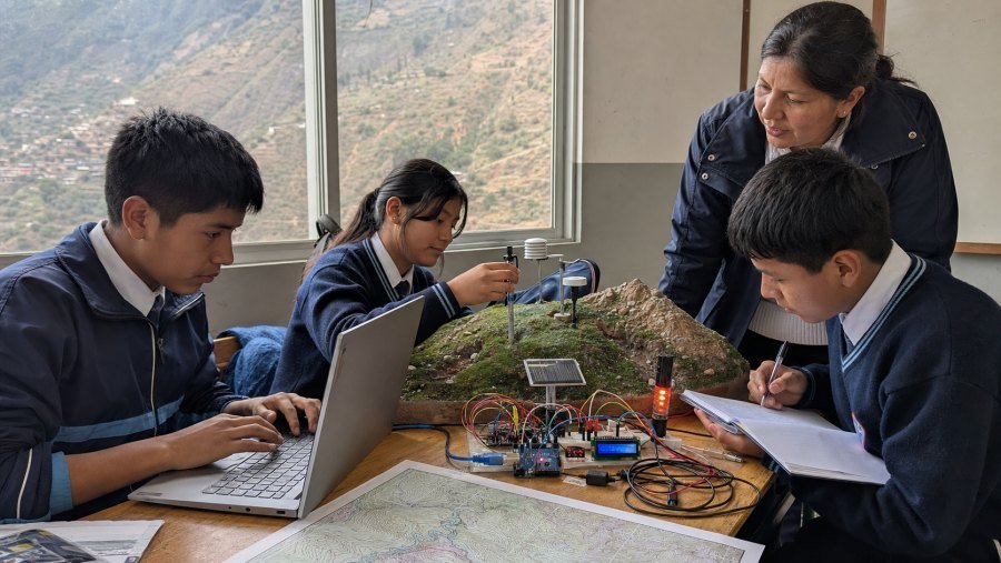 Estudiantes de secundaria con su maqueta de alerta temprana ante deslizamientos
