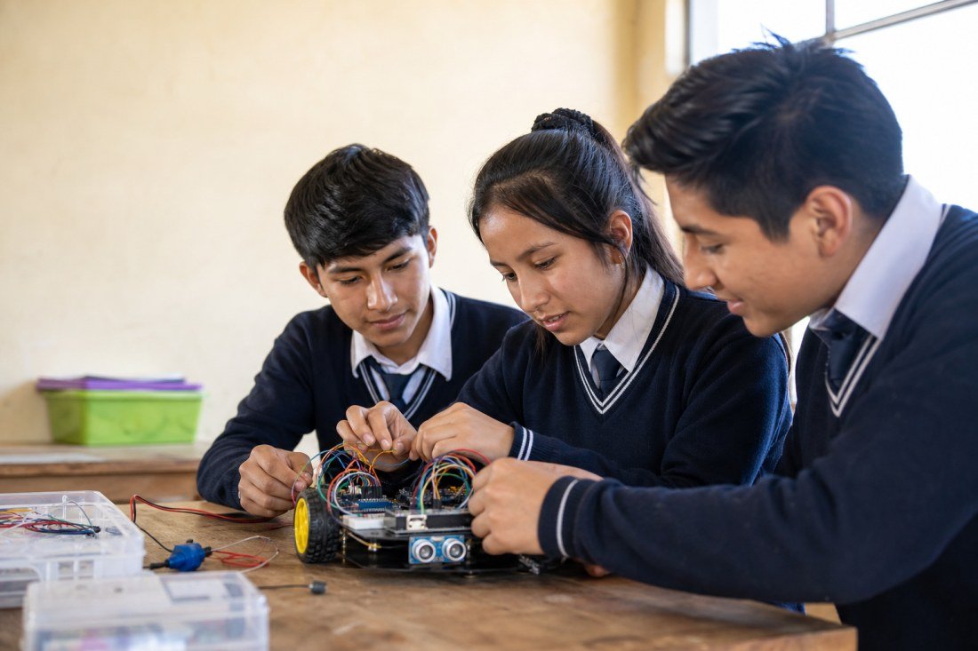 Estudiantes de Pataz construyendo su robot en equipo